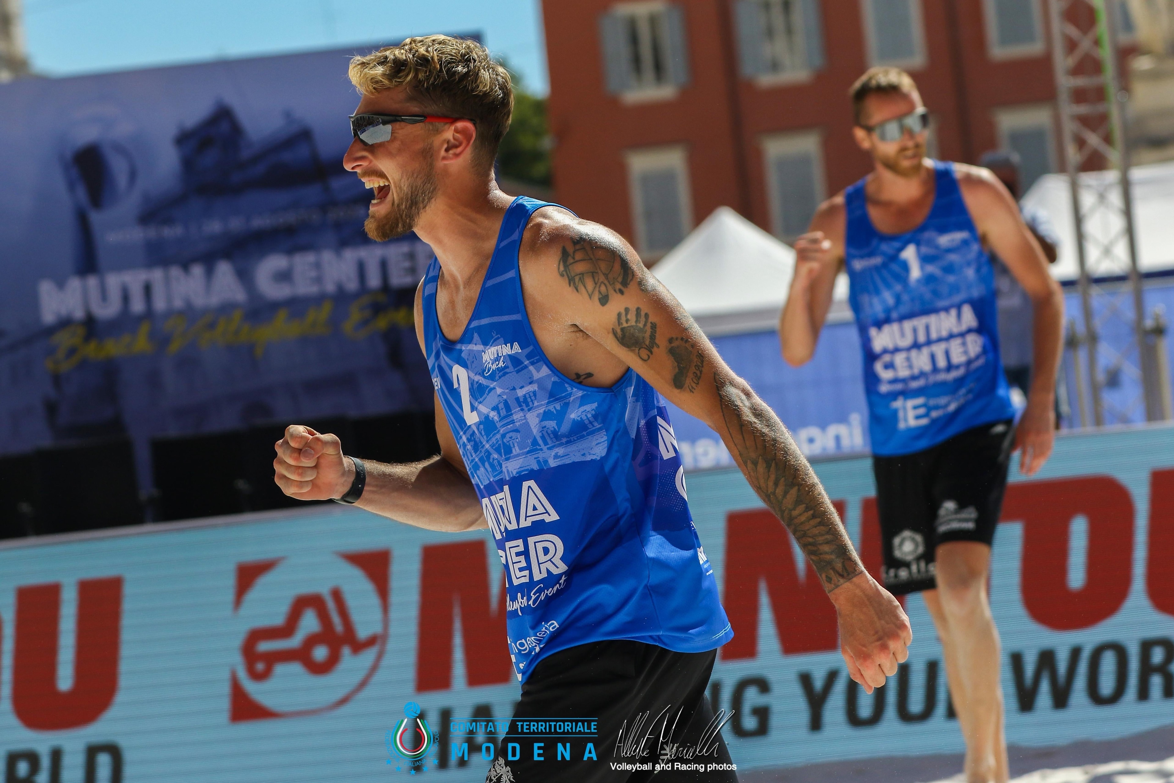 Cain van Team Groeishot op het beachvolleybalveld